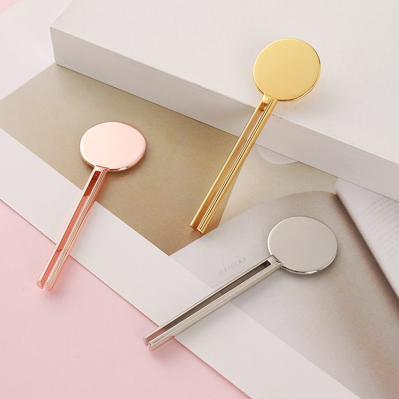 Cosmetic Turn Key Shape Tube Wringer Rolling Toothpaste Tube Squeezer Key With Stand Dispenser Metal Tube Squeezer